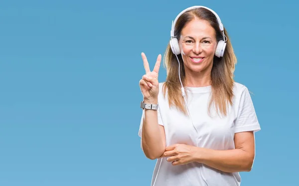 Mujer Hispana Mediana Edad Escuchando Música Usando Auriculares Sobre Fondo —  Fotos de Stock