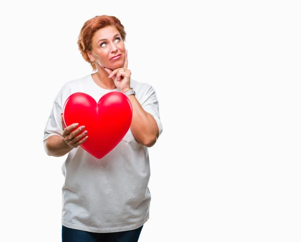 Senior Kaukasische Frau Hält Rotes Herz Liebe Über Isolierten Hintergrund — Stockfoto