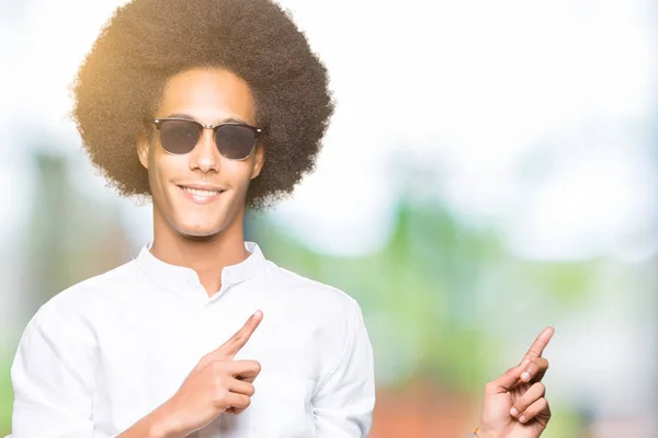 Unga Afroamerikanska Man Med Afro Hår Bär Solglasögon Leende Och — Stockfoto