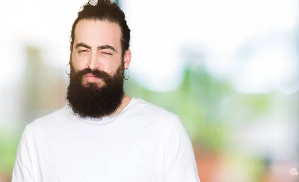 Homem Jovem Hipster Com Cabelos Longos Barba Vestindo Casual Branco — Fotografia de Stock