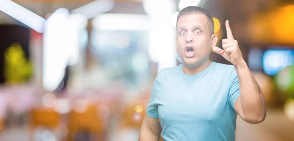 Hombre Árabe Mediana Edad Vistiendo Una Camiseta Azul Sobre Fondo —  Fotos de Stock