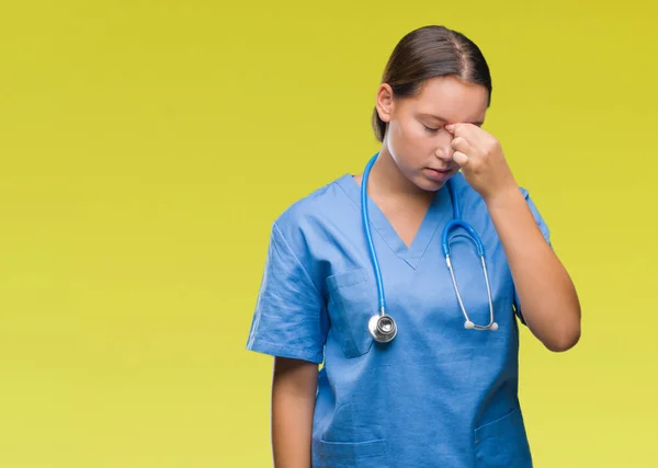 Jovem Mulher Médica Caucasiana Usando Uniforme Médico Sobre Fundo Isolado — Fotografia de Stock