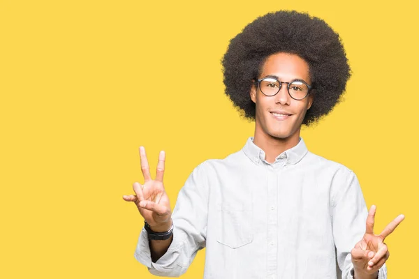 Jovem Americano Africano Com Cabelo Afro Usando Óculos Sorrindo Olhando — Fotografia de Stock