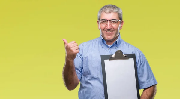 Guapo Inspector Superior Hombre Sosteniendo Portapapeles Sobre Fondo Aislado Señalando — Foto de Stock