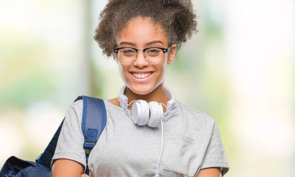 Jovem Estudante Afro Americana Usando Fones Ouvido Mochila Sobre Fundo — Fotografia de Stock