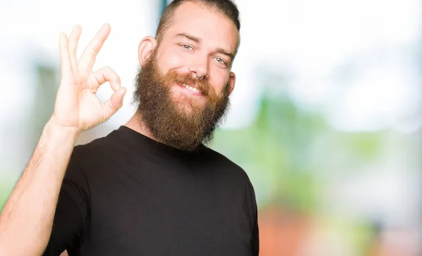 Joven Hombre Rubio Vistiendo Camiseta Casual Sonriendo Positiva Haciendo Signo —  Fotos de Stock