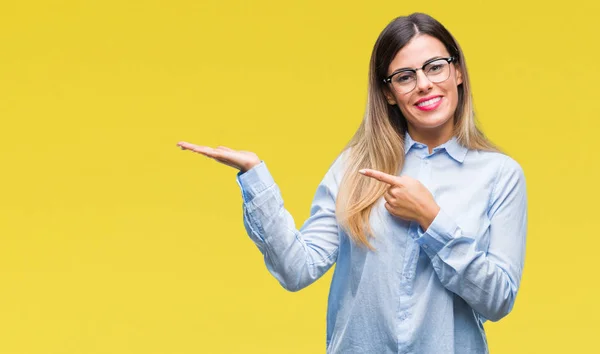 Joven Mujer Negocios Hermosa Con Gafas Sobre Fondo Aislado Sorprendido —  Fotos de Stock