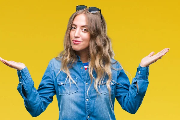 Linda Jovem Loira Usando Óculos Sol Sobre Fundo Isolado Expressão — Fotografia de Stock