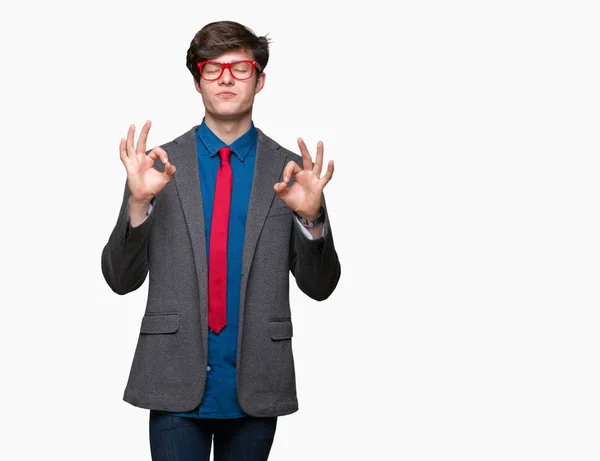 Mladý Pohledný Obchodní Muž Nosí Červené Brýle Izolované Pozadí Relaxovat — Stock fotografie