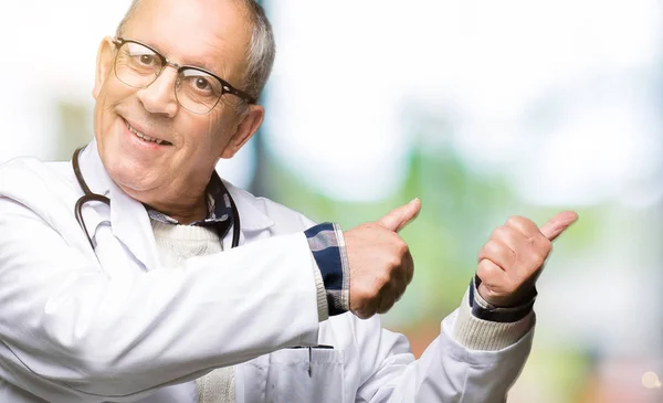 Tıbbi Giyen Yakışıklı Kıdemli Doktor Adam Arkasından Başparmak Yukarıya Kendinden — Stok fotoğraf