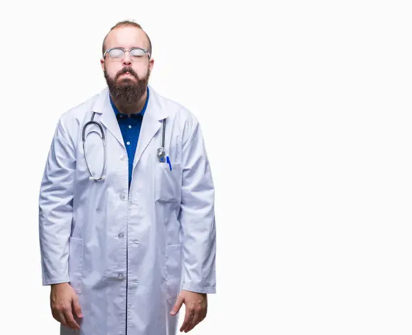 年轻的高加索医生男子穿着医疗白色外套在孤立的背景膨化脸颊与搞笑的脸 嘴被空气膨胀 疯狂的表情 — 图库照片