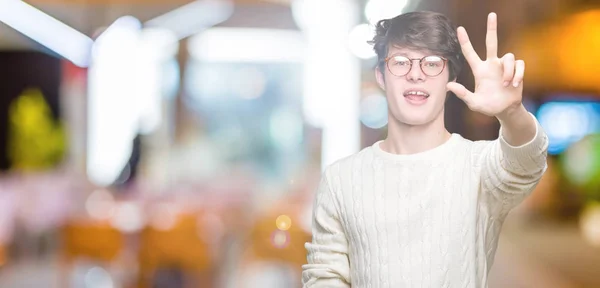 Joven Hombre Guapo Con Gafas Sobre Fondo Aislado Mostrando Apuntando —  Fotos de Stock