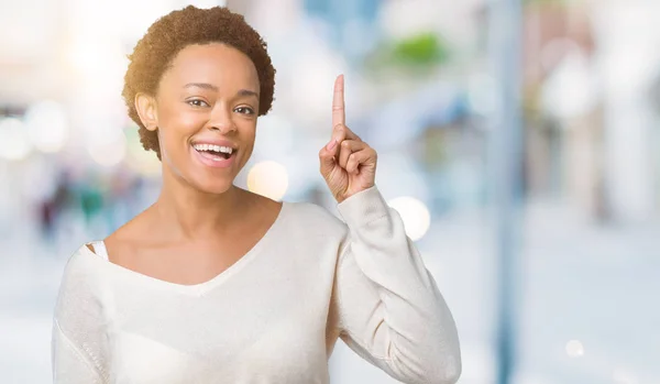 Unga Afroamerikanska Kvinnan Över Isolerade Bakgrund Pekar Finger Med Lyckad — Stockfoto