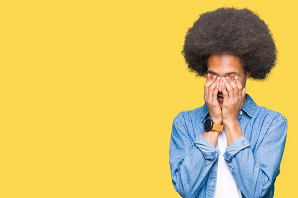 Молодий Афроамериканець Людиною Афро Волосся Сумним Виразом Покриття Обличчя Руками — стокове фото