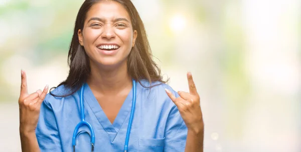 Giovane Medico Arabo Chirurgo Donna Sfondo Isolato Gridando Con Espressione — Foto Stock
