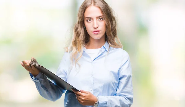 Mooie Jonge Blonde Zakenvrouw Klembord Houdt Geïsoleerde Achtergrond Met Een — Stockfoto