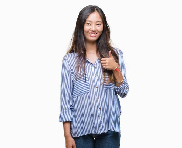 Ung Asiatisk Kvinna Över Isolerade Bakgrund Gör Glad Tummen Upp — Stockfoto