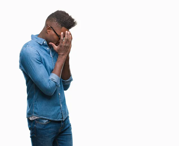 年轻的非洲裔美国人在孤立的背景下 悲伤的表情覆盖脸与手 抑郁症概念 — 图库照片