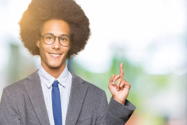 Unga Afroamerikanska Affärsman Med Afrohår Som Bär Glasögon Med Ett — Stockfoto
