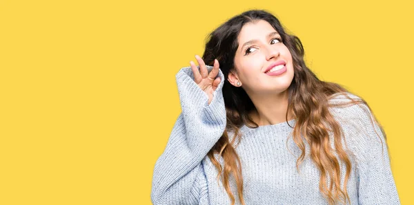 Mooie Jongedame Dragen Winter Trui Glimlachend Met Hand Oor Luisteren — Stockfoto