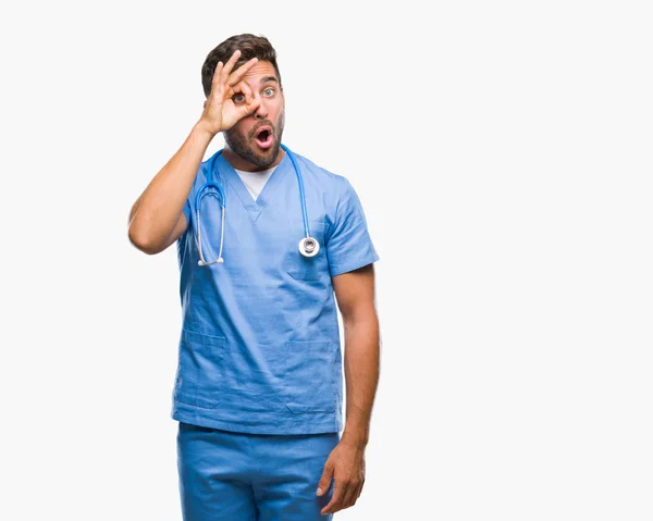 Jovem Médico Bonito Cirurgião Homem Sobre Fundo Isolado Fazendo Gesto — Fotografia de Stock