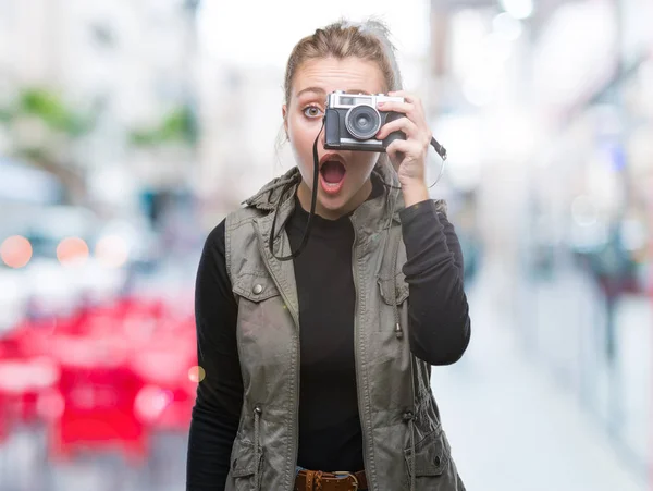 Mulher Loira Jovem Tirando Fotos Usando Câmera Vintage Sobre Fundo — Fotografia de Stock