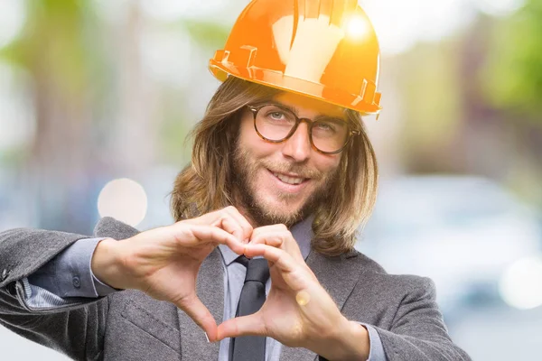 Jovem Arquiteto Bonito Homem Com Cabelos Longos Usando Capacete Segurança — Fotografia de Stock