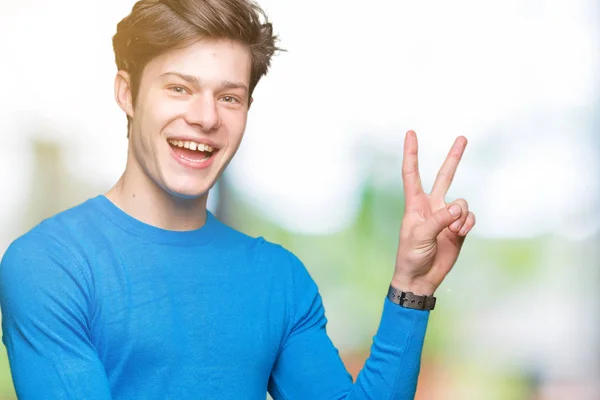 Genç Yakışıklı Adam Mutlu Yüz Zafer Işareti Yaparken Kameraya Göz — Stok fotoğraf
