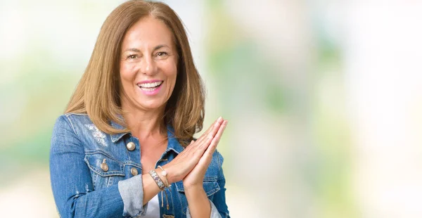 Mulher Meia Idade Bonita Vestindo Jaqueta Ganga Casual Sobre Fundo — Fotografia de Stock