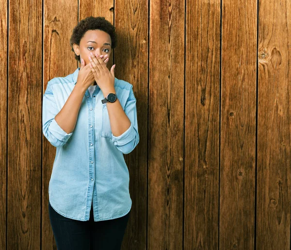 Jovem Bela Mulher Afro Americana Sobre Fundo Isolado Chocado Cobrindo — Fotografia de Stock