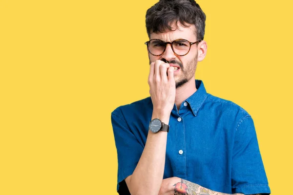 Homem Bonito Jovem Usando Óculos Sobre Fundo Isolado Olhando Estressado — Fotografia de Stock