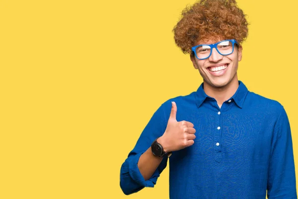 Stilig Ung Man Med Afro Hår Blå Glasögon Gör Glad — Stockfoto
