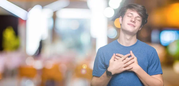 Pemuda Tampan Mengenakan Kaos Biru Atas Latar Belakang Terisolasi Tersenyum — Stok Foto