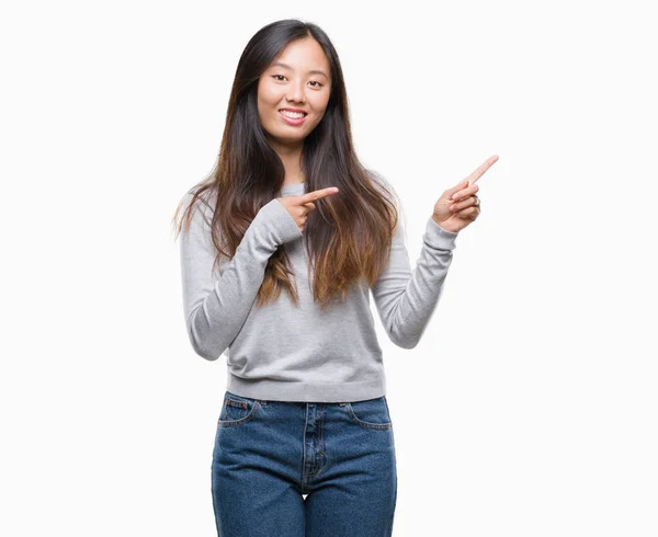 Jonge Aziatische Vrouw Geïsoleerde Achtergrond Glimlachen Kijken Naar Camera Wijzen — Stockfoto