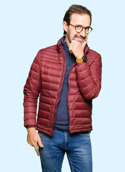 Pohledný Muž Středního Věku Nosí Brýle Zimní Kabát Sebevědomým Kameru — Stock fotografie
