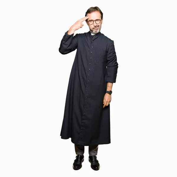 Prêtre Âge Moyen Homme Vêtu Une Robe Catholique Tir Suicider — Photo