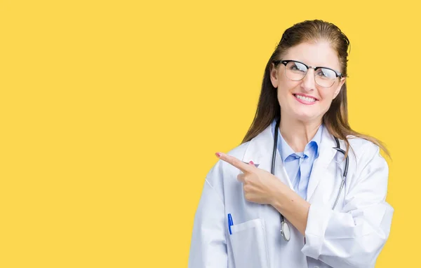 Medelåldern Mogen Läkare Kvinna Bär Medicinsk Kappa Över Isolerade Bakgrund — Stockfoto