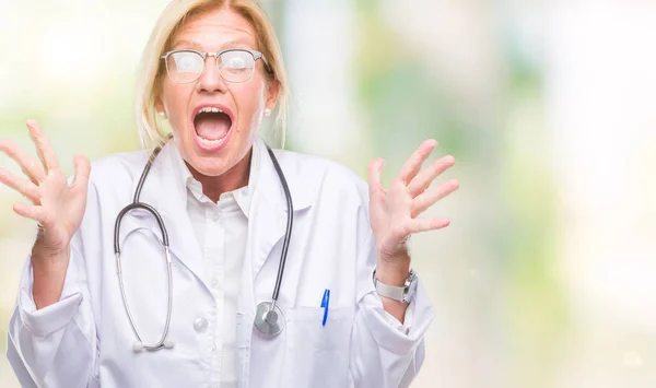 Médica Loira Meia Idade Sobre Fundo Isolado Celebrando Louco Espantado — Fotografia de Stock