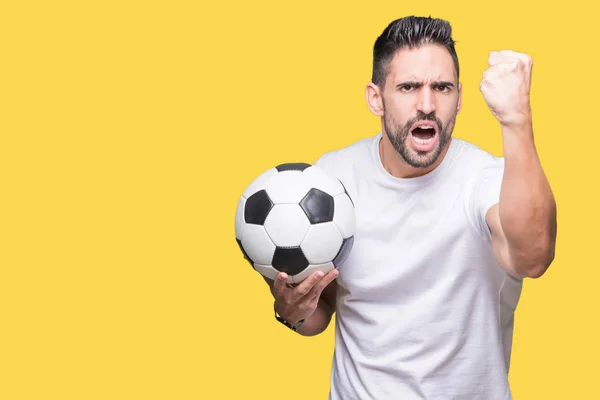 Jovem Segurando Bola Futebol Sobre Fundo Isolado Irritado Frustrado Gritando — Fotografia de Stock