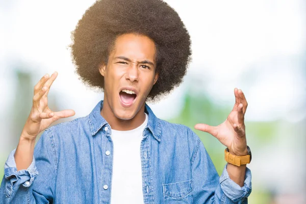 Unga Afroamerikanska Man Med Afro Hår Skriker Frustrerat Med Rage — Stockfoto