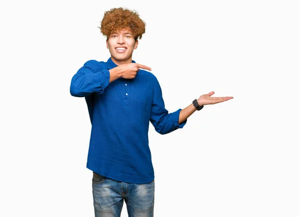 Homem Elegante Bonito Novo Com Cabelo Afro Espantado Sorrindo Para — Fotografia de Stock