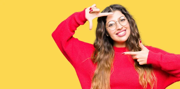 Jovem Mulher Bonita Vestindo Óculos Vermelhos Sorrindo Fazendo Quadro Com — Fotografia de Stock