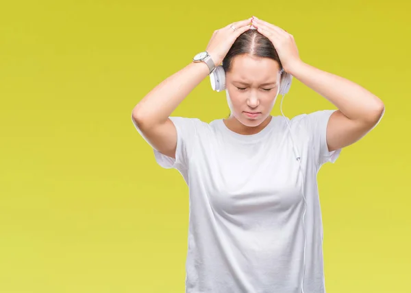 Jovem Caucasiana Ouvindo Música Usando Fones Ouvido Sobre Fundo Isolado — Fotografia de Stock