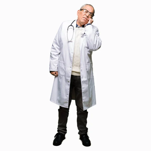 Stilig Senior Doktor Man Klädd Medicinsk Pälsen Ser Stressad Och — Stockfoto