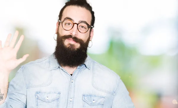 Joven Hipster Hombre Con Pelo Largo Barba Con Gafas Renuncia —  Fotos de Stock