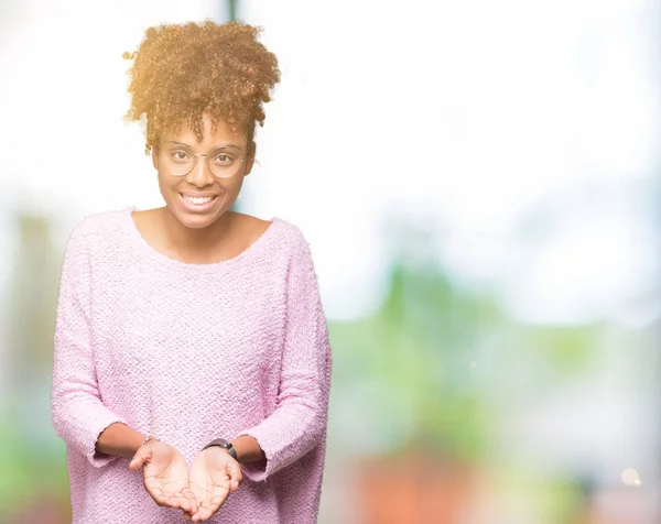 Hermosa Mujer Afroamericana Joven Con Gafas Sobre Fondo Aislado Sonriendo —  Fotos de Stock