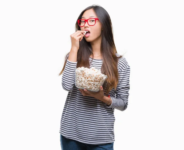 Giovane Donna Asiatica Mangiare Popcorn Sfondo Isolato Con Espressione Fiduciosa — Foto Stock