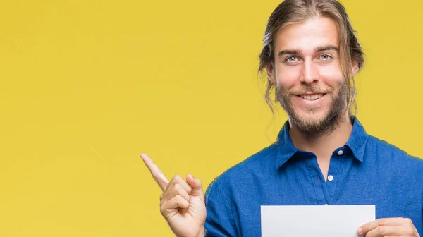 Jovem Homem Bonito Com Cabelos Longos Sobre Fundo Isolado Segurando — Fotografia de Stock