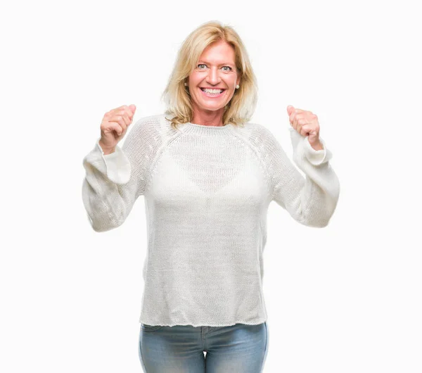 中年金发女子穿着冬季毛衣孤立的背景非常高兴和兴奋做赢家手势举起双臂 微笑和尖叫的成功 庆典理念 — 图库照片