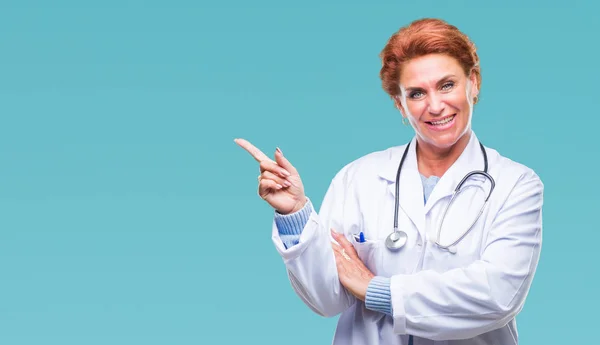 Médico Caucásico Mayor Mujer Con Uniforme Médico Sobre Fondo Aislado — Foto de Stock